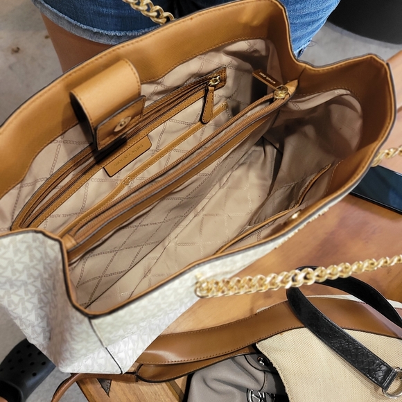 Purse - Picture 2 of 2